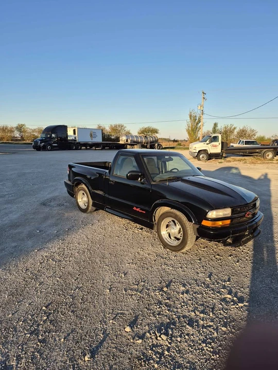 2000 Chevrolet S-10 - Image 2 of 2