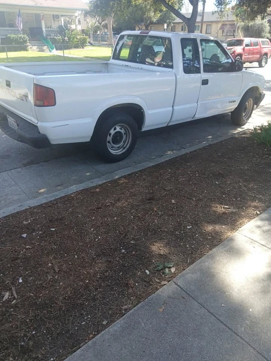2000 Chevrolet S-10 - Image 3 of 4
