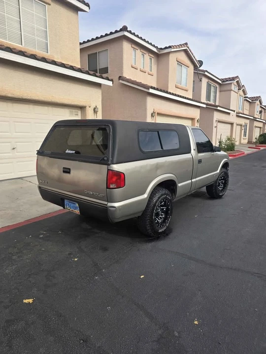 2000 Chevrolet S-10 - Image 2 of 12