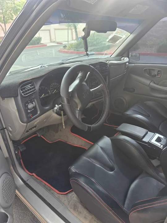 2000 Chevrolet S-10 - Image 3 of 12