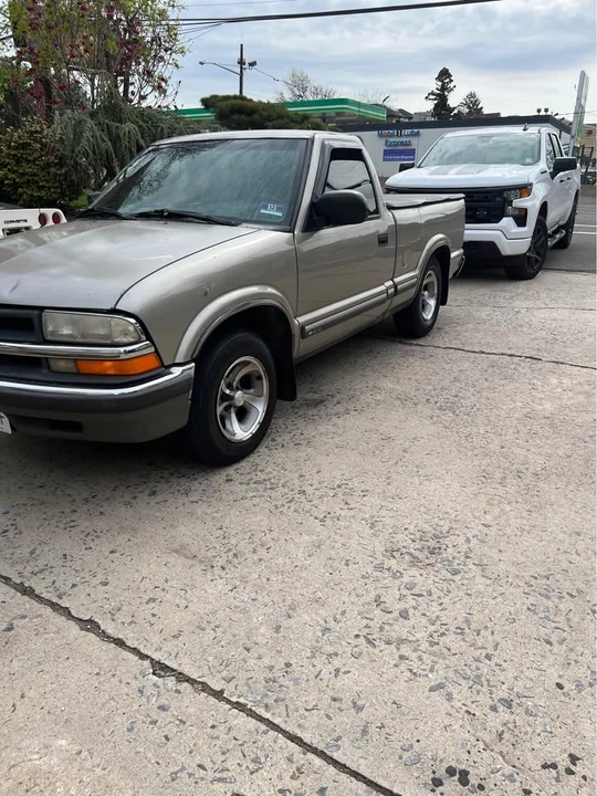 2000 Chevrolet S-10 - Image 2 of 6