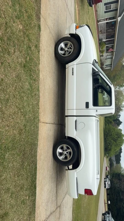 2000 Chevrolet S-10 - Image 2 of 12