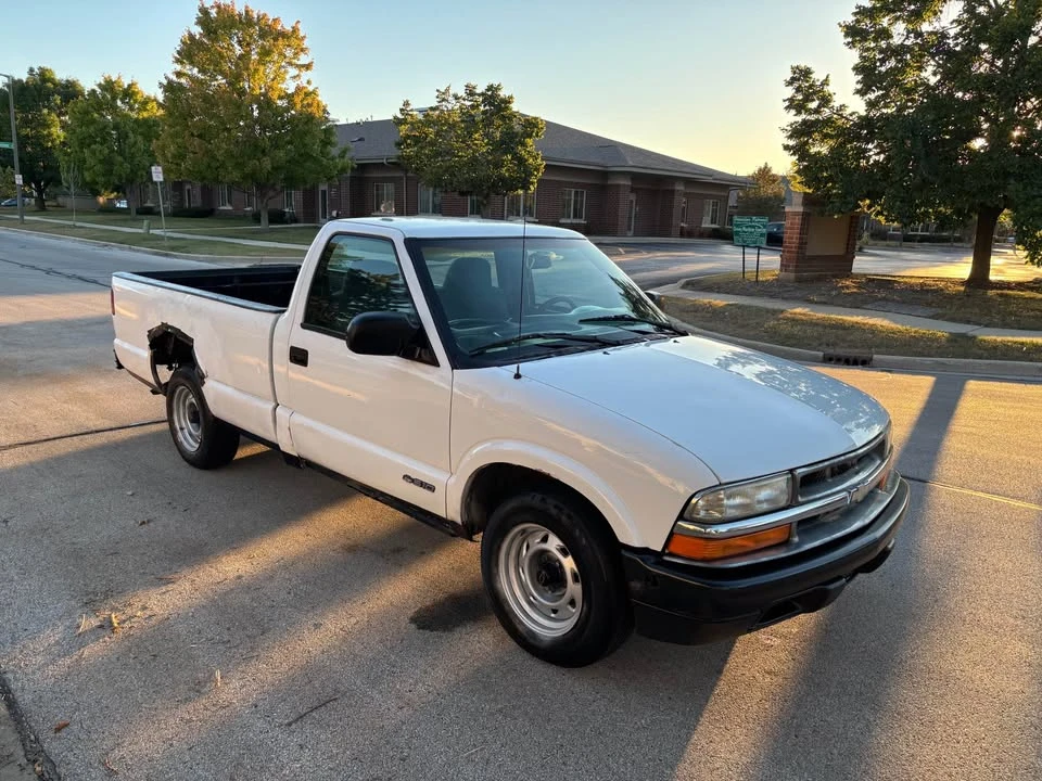 2000 Chevrolet S-10 - Image 2 of 8