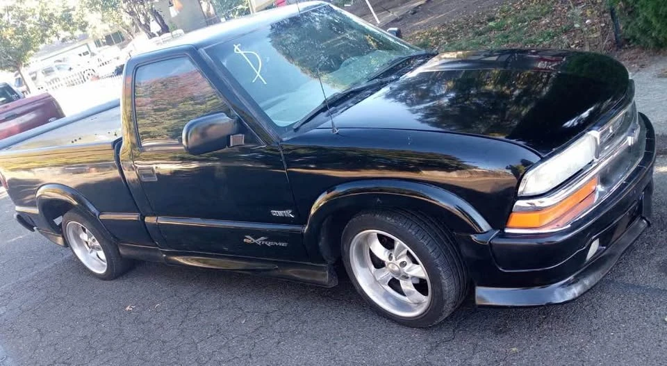 2000 Chevrolet S-10 - Image 2 of 5