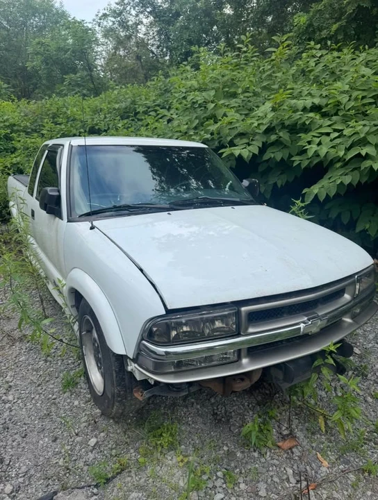 2000 Chevrolet S-10 - Image 3 of 3