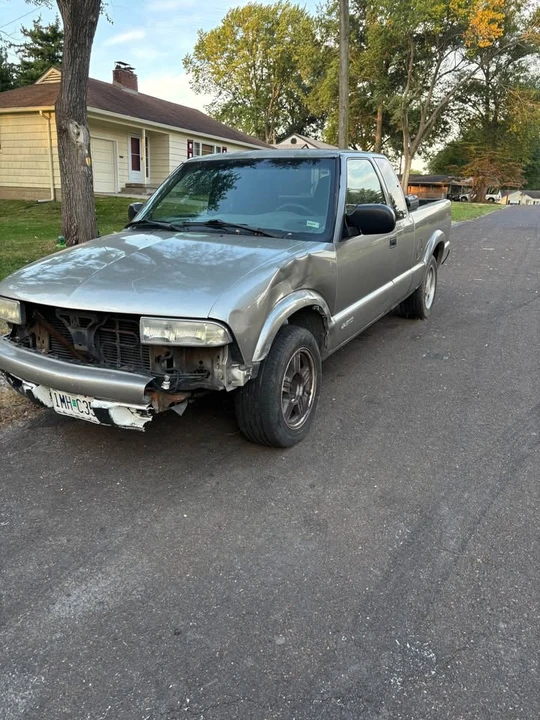 2000 Chevrolet S-10 - Image 2 of 5