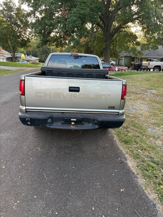 2000 Chevrolet S-10 - Image 3 of 5