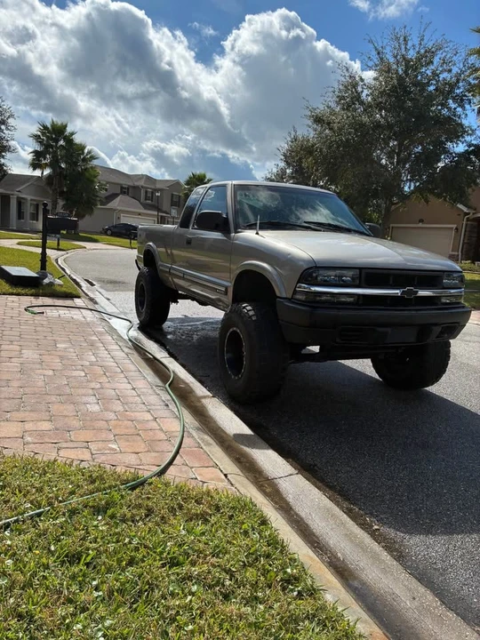 2000 Chevrolet S-10 - Image 2 of 9