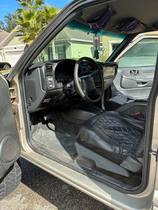 2000 Chevrolet S-10 - Image 6 of 9