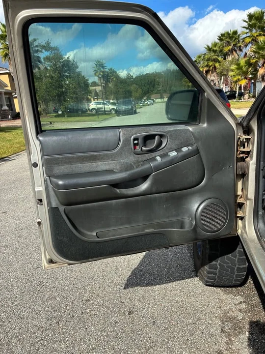2000 Chevrolet S-10 - Image 5 of 9