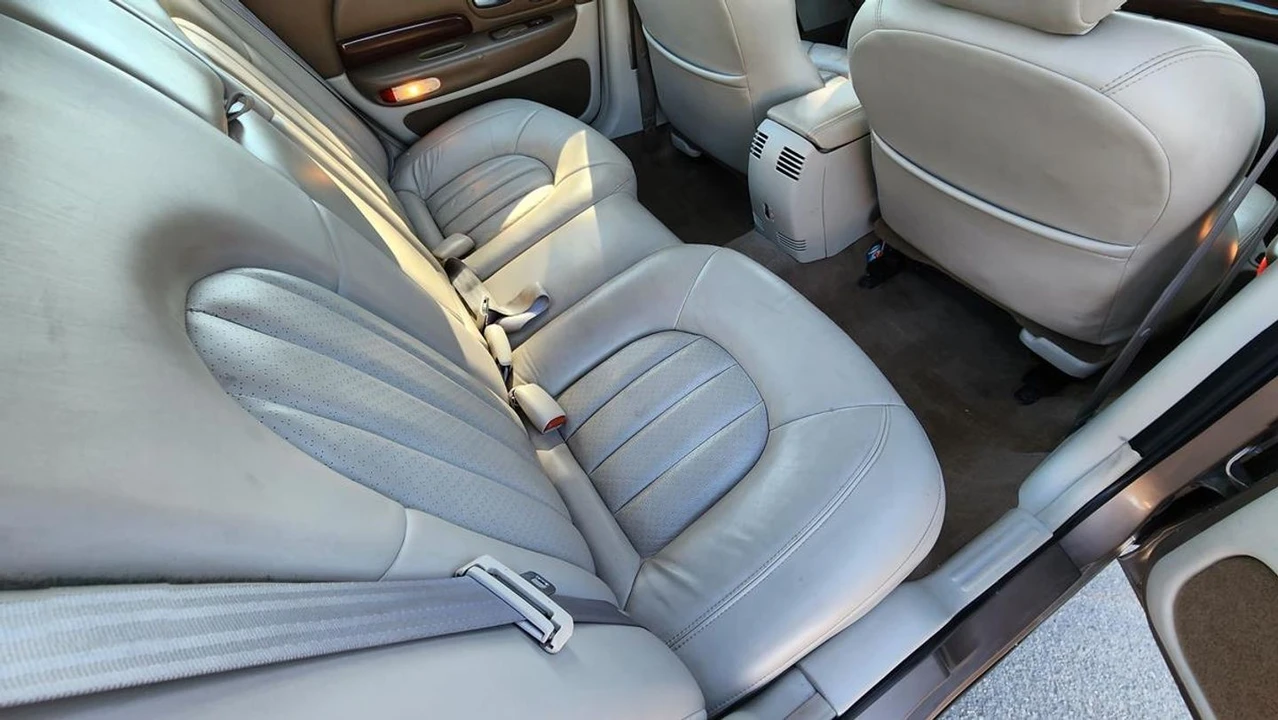 2000 Chrysler 300 - Image 17 of 21