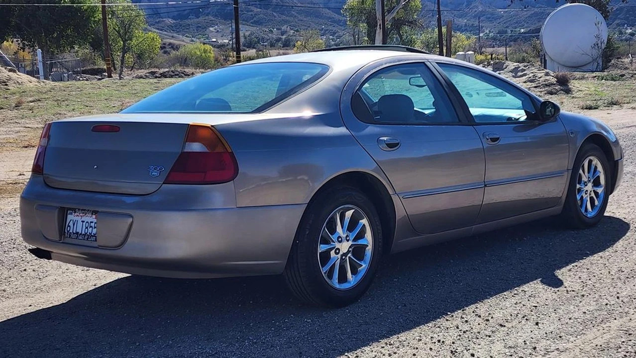 2000 Chrysler 300 - Image 7 of 21