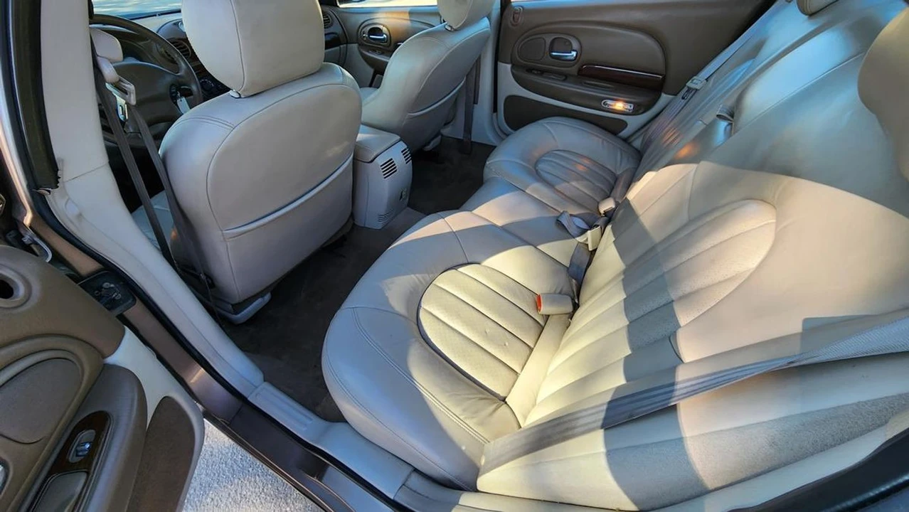 2000 Chrysler 300 - Image 16 of 21
