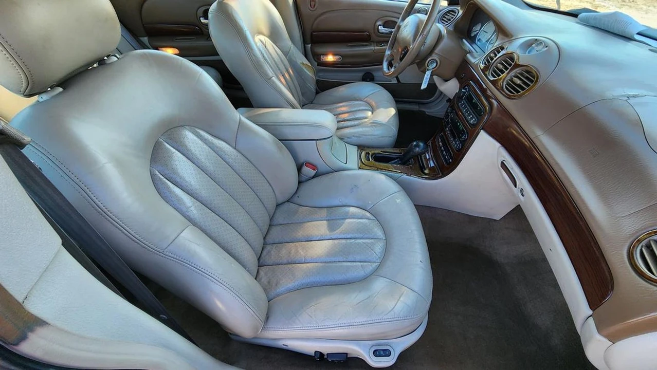 2000 Chrysler 300 - Image 15 of 21