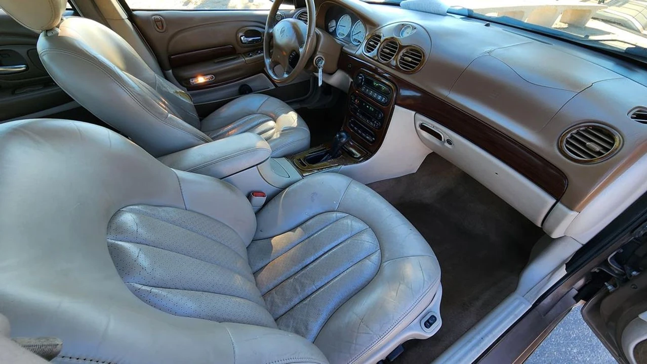 2000 Chrysler 300 - Image 10 of 12