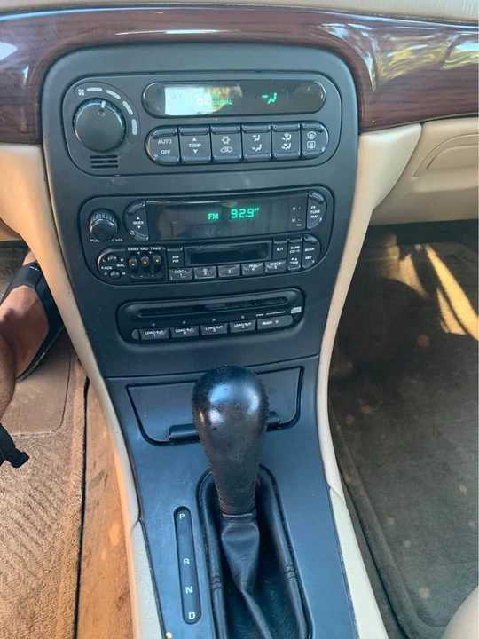 2000 Chrysler 300 - Image 13 of 18