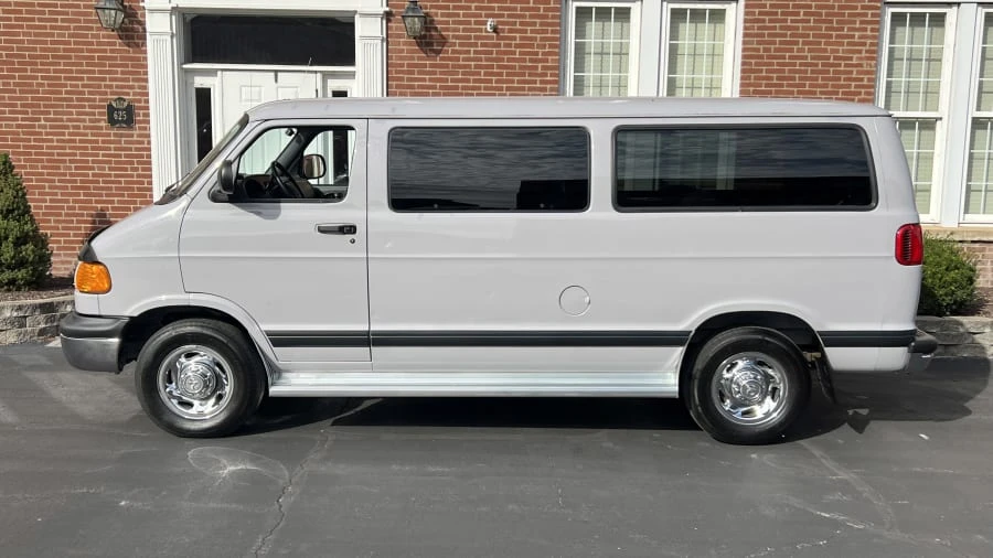 2000 Dodge Ram Van - Image 2 of 9