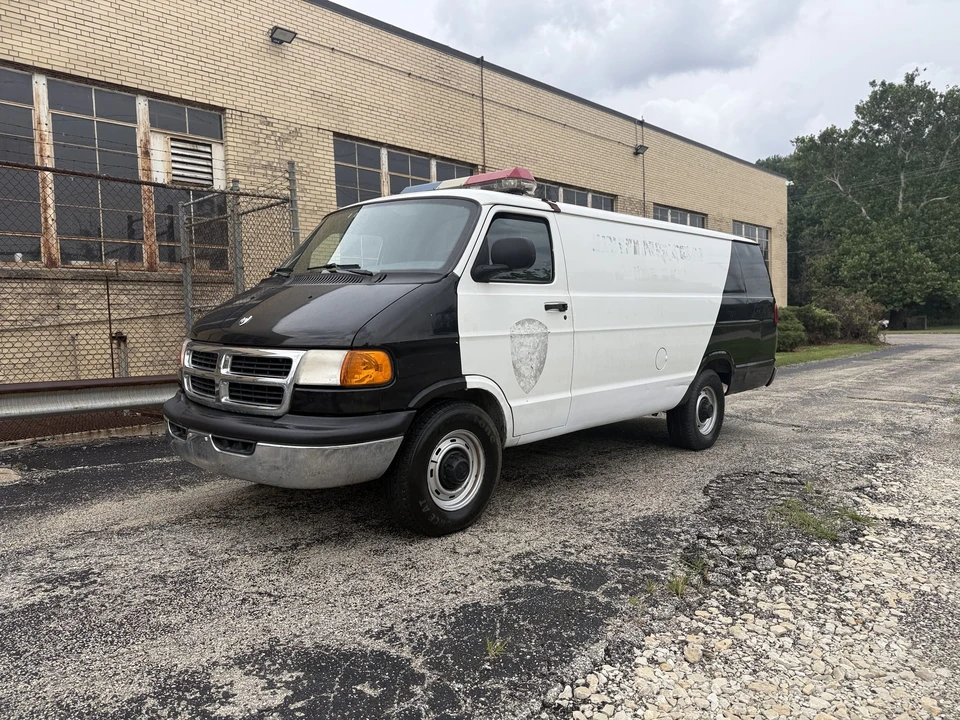 2000 Dodge Ram Van - Image 2 of 31