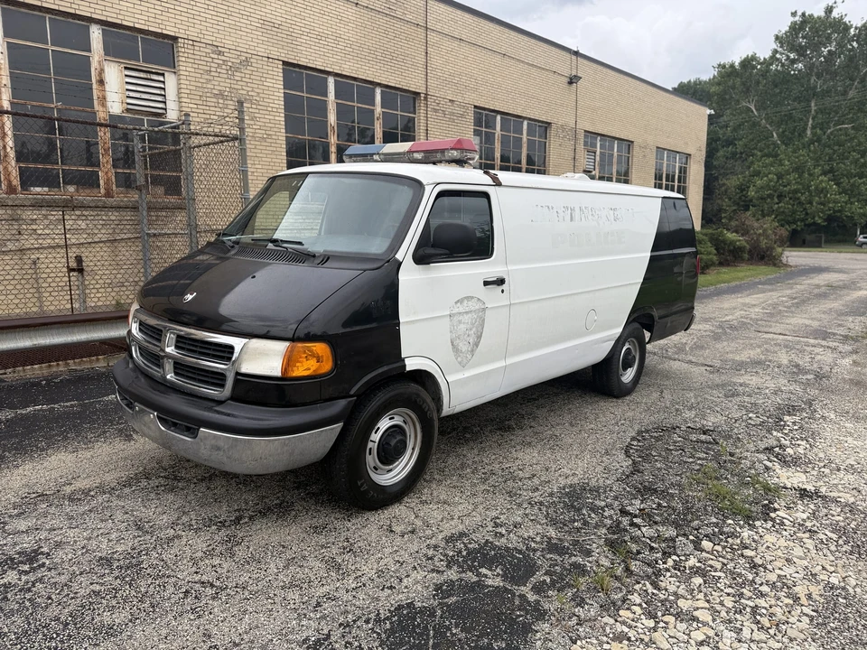 2000 Dodge Ram Van - Image 5 of 31