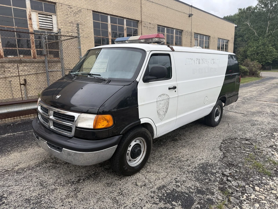 2000 Dodge Ram Van - Image 8 of 31