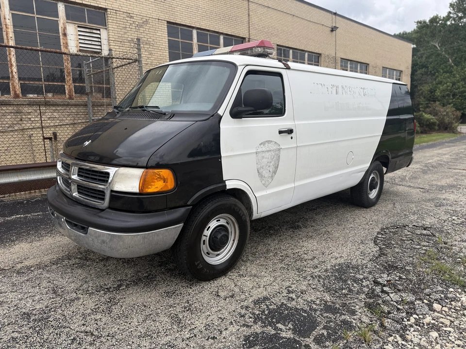 2000 Dodge Ram Van - Image 9 of 31