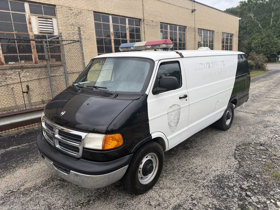 2000 Dodge Ram Van - Image 10 of 31