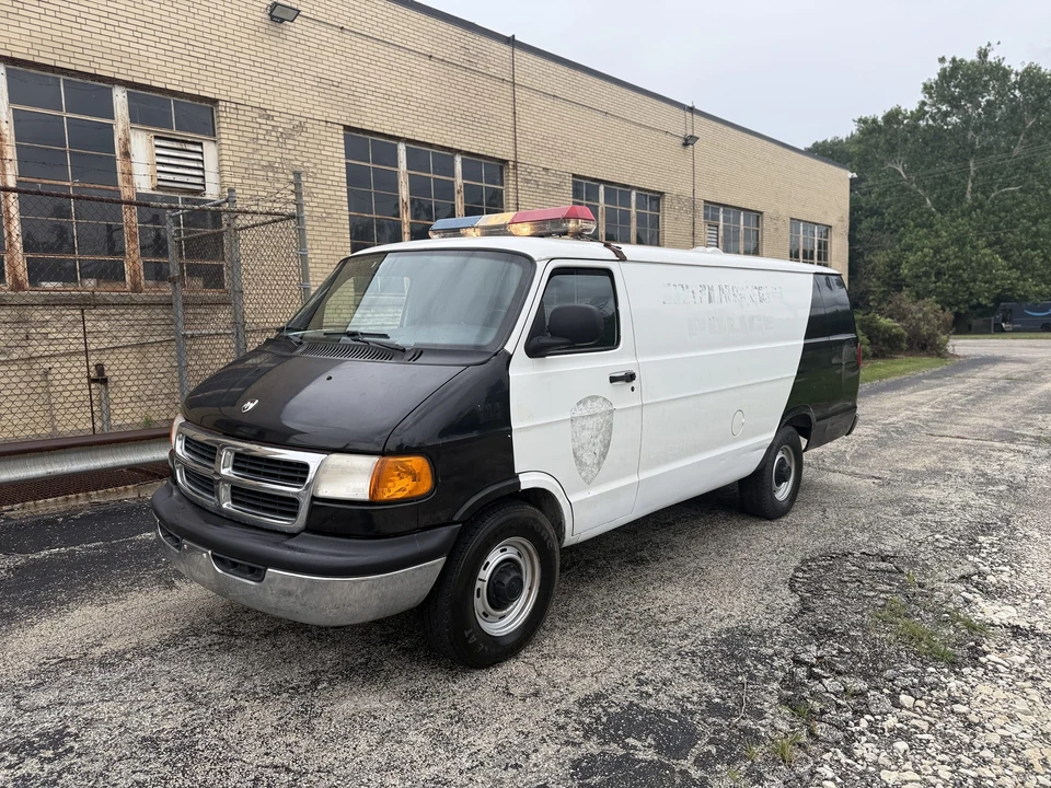 2000 Dodge Ram Van - Image 13 of 31
