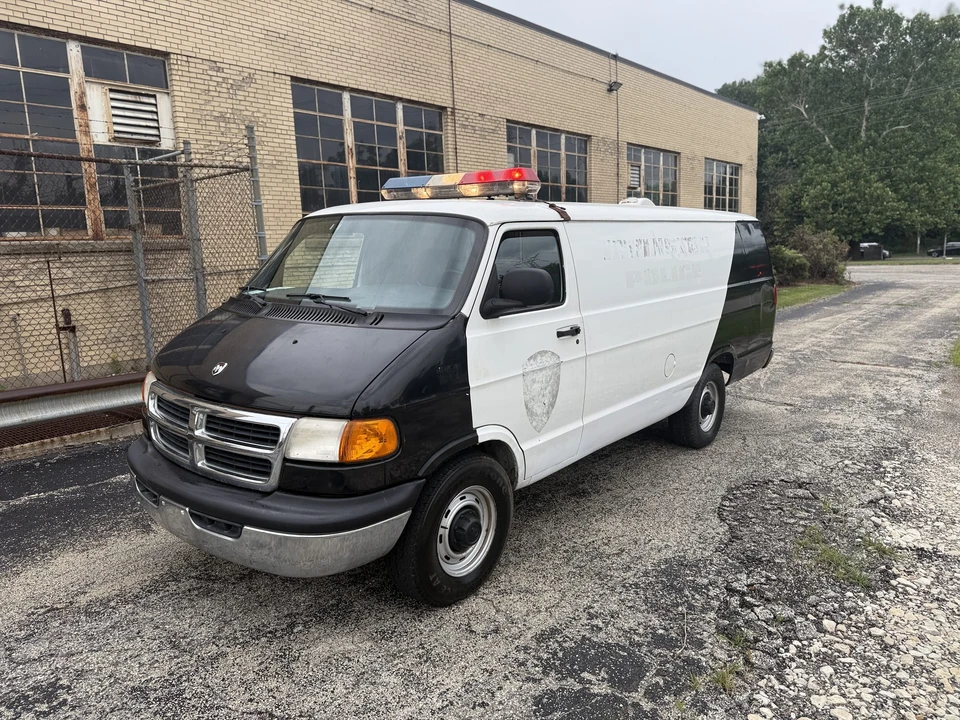 2000 Dodge Ram Van - Image 15 of 31