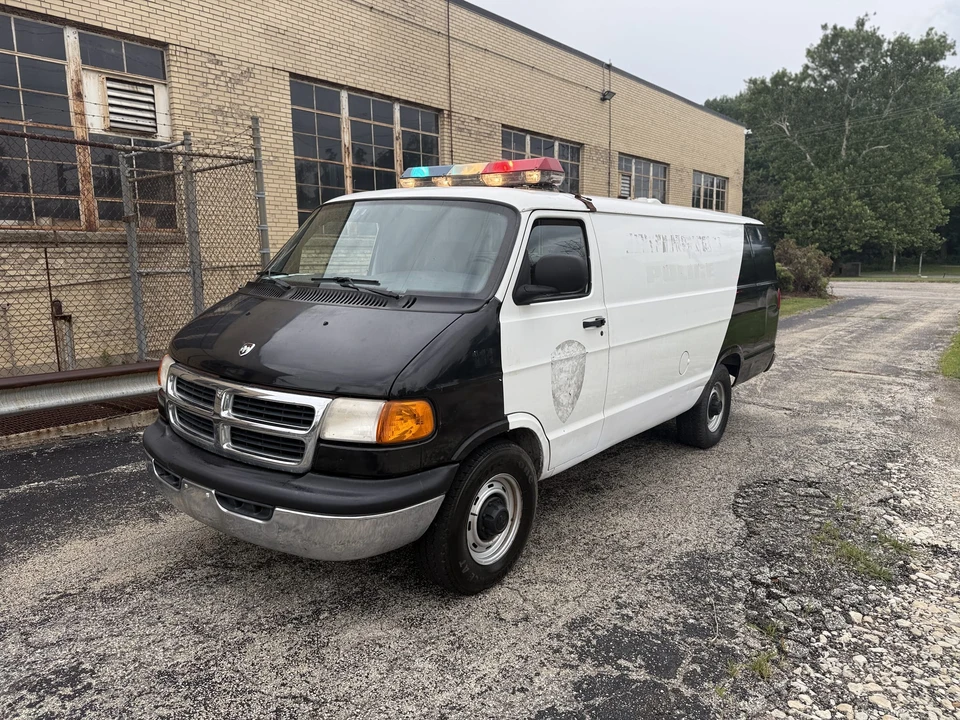 2000 Dodge Ram Van - Image 17 of 31
