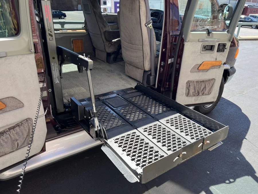 2000 Dodge Ram Van - Image 9 of 13