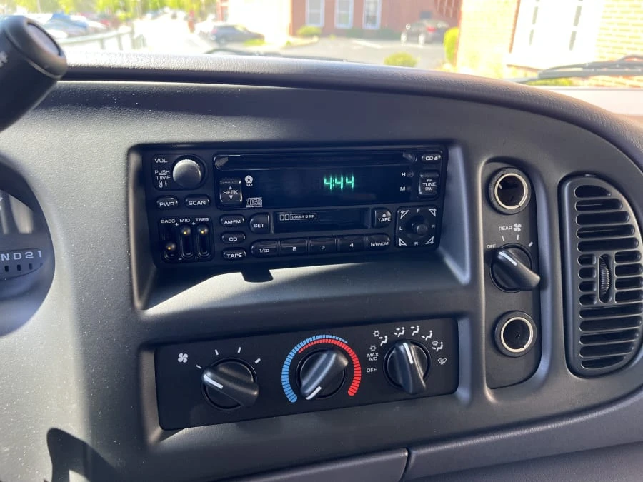 2000 Dodge Ram Van - Image 8 of 13