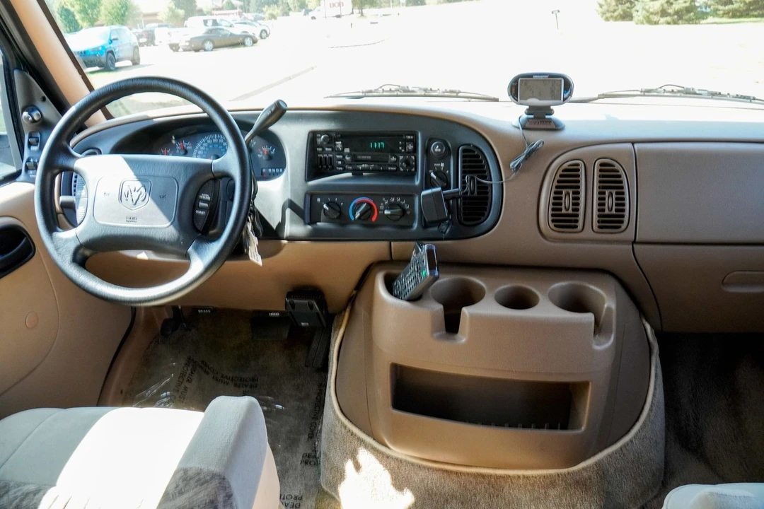 2000 Dodge Ram Van - Image 13 of 31
