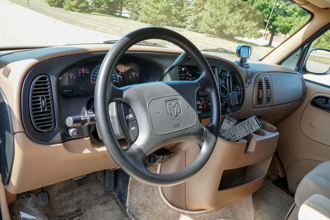 2000 Dodge Ram Van - Image 11 of 31