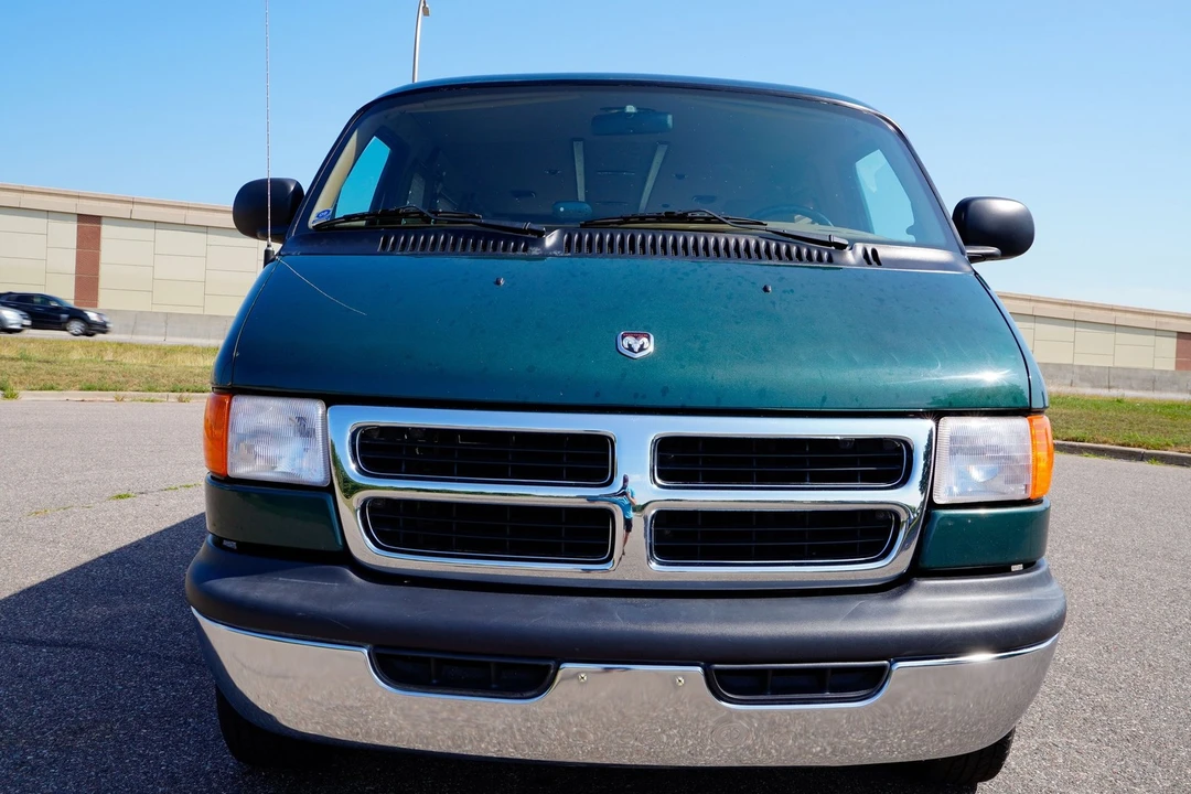 2000 Dodge Ram Van - Image 9 of 31