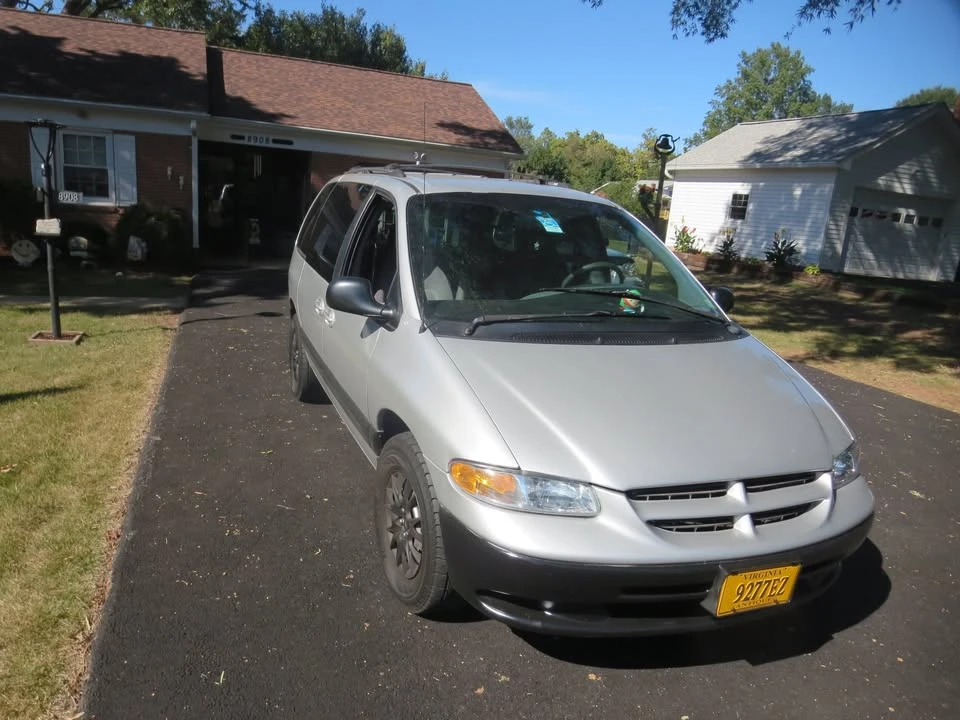 2000 Dodge Caravan - Image 2 of 11