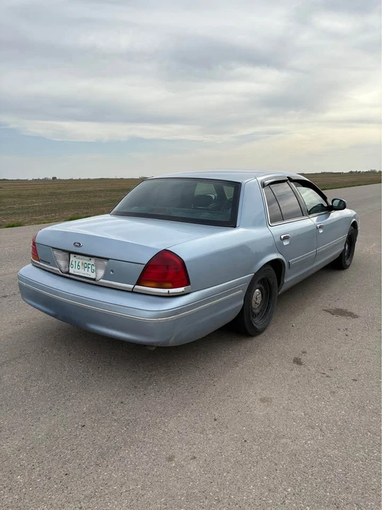 2000 Ford Crown Victoria - Image 2 of 7