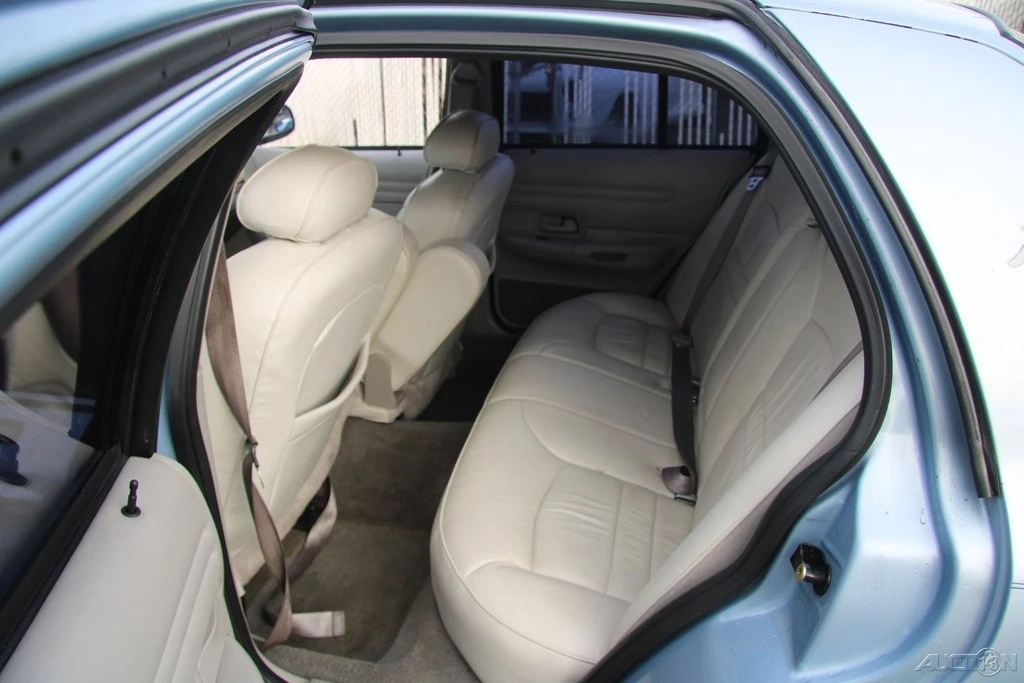 2000 Ford Crown Victoria - Image 19 of 21