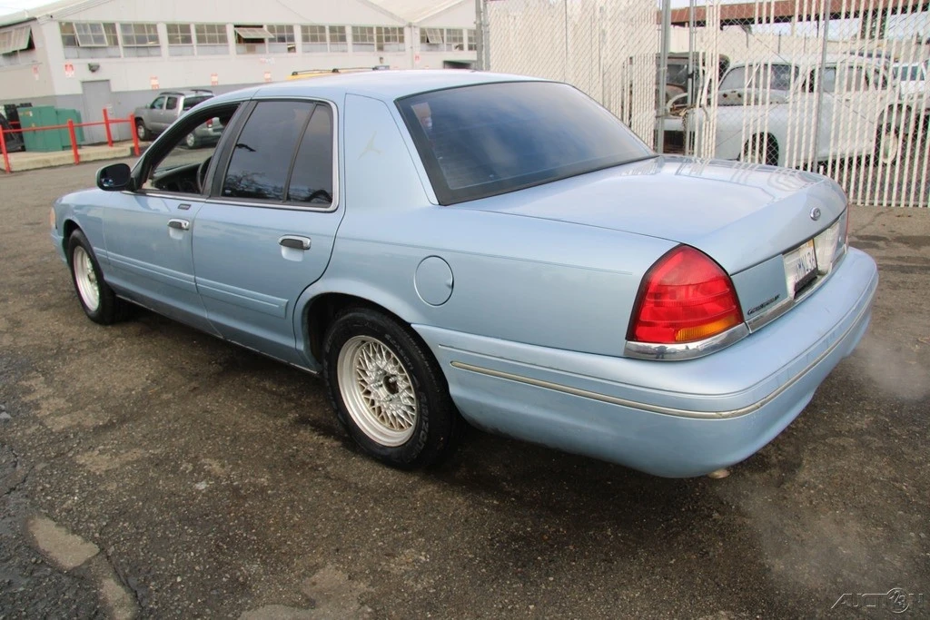 2000 Ford Crown Victoria - Image 5 of 21
