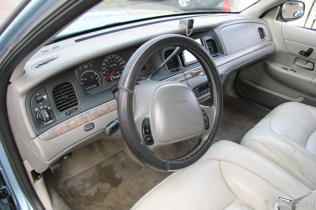 2000 Ford Crown Victoria - Image 14 of 21