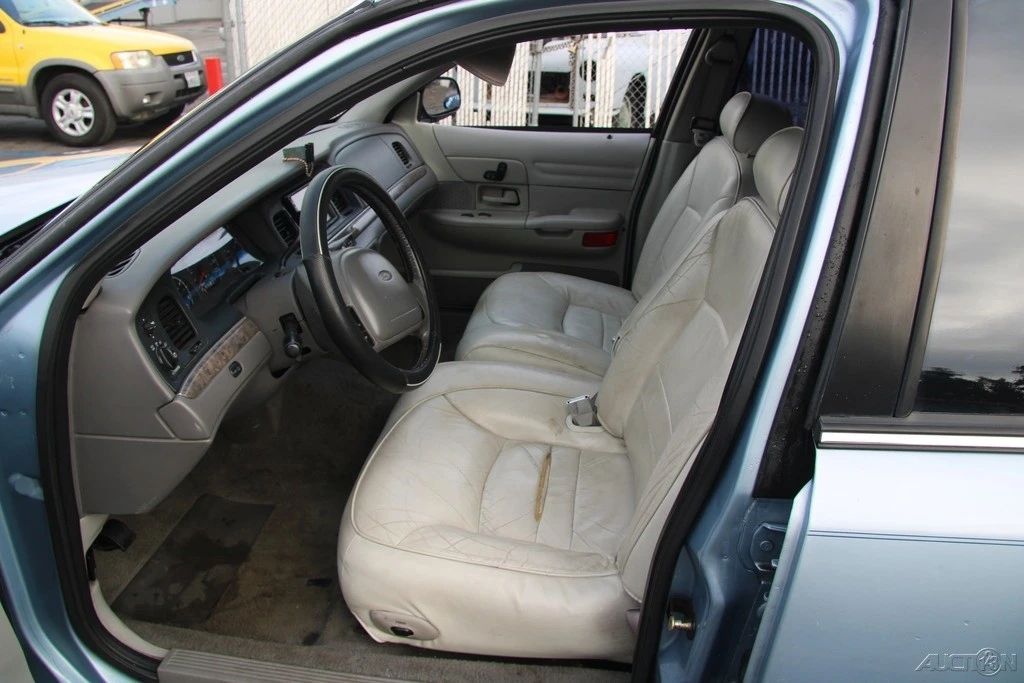 2000 Ford Crown Victoria - Image 13 of 21