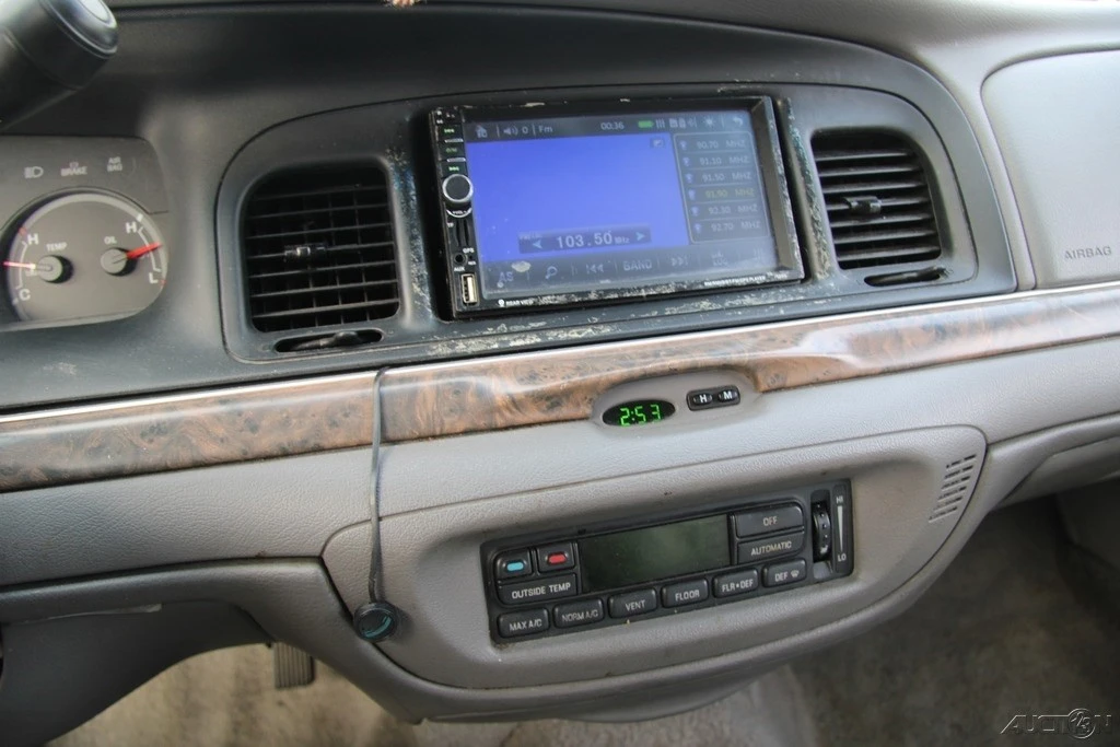 2000 Ford Crown Victoria - Image 17 of 21