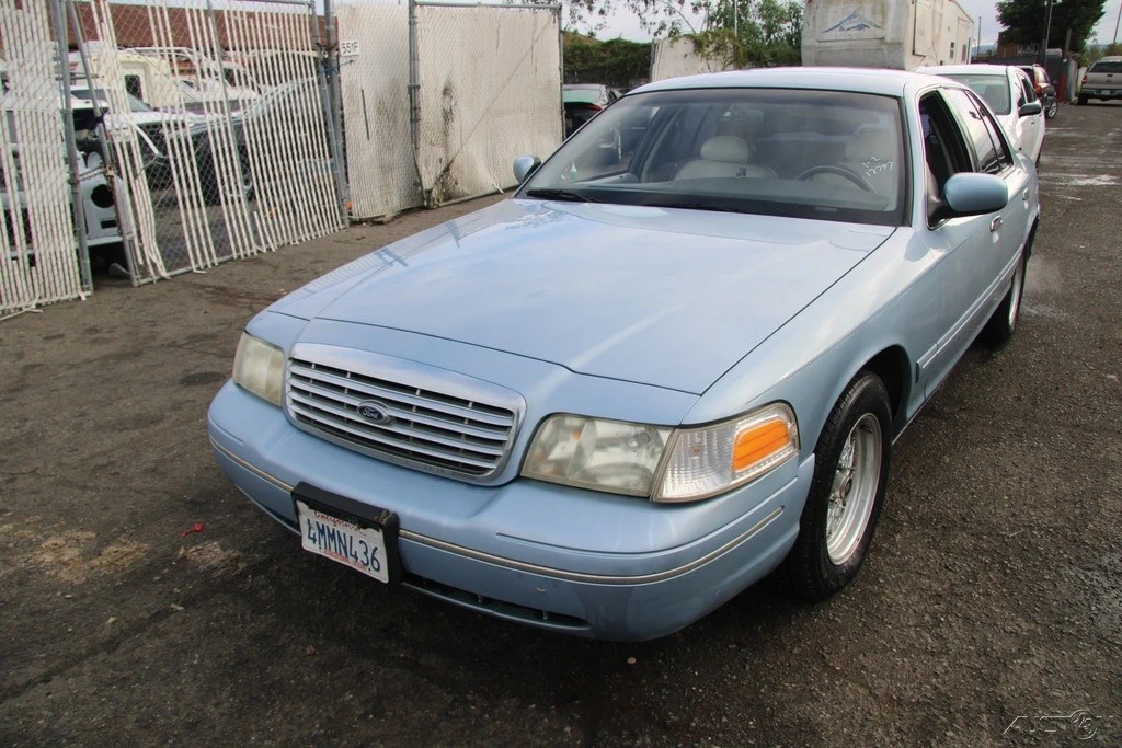 2000 Ford Crown Victoria - Image 2 of 21