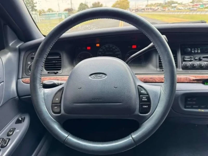 2000 Ford Crown Victoria - Image 9 of 12