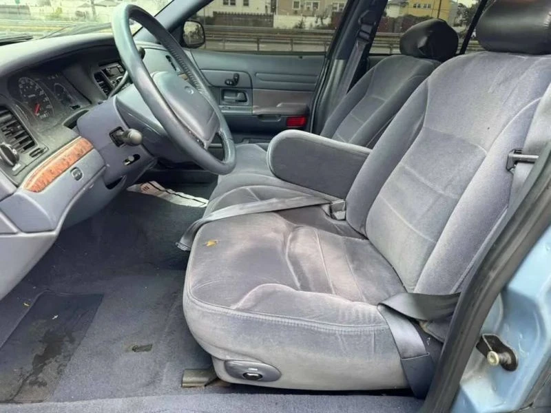 2000 Ford Crown Victoria - Image 11 of 12