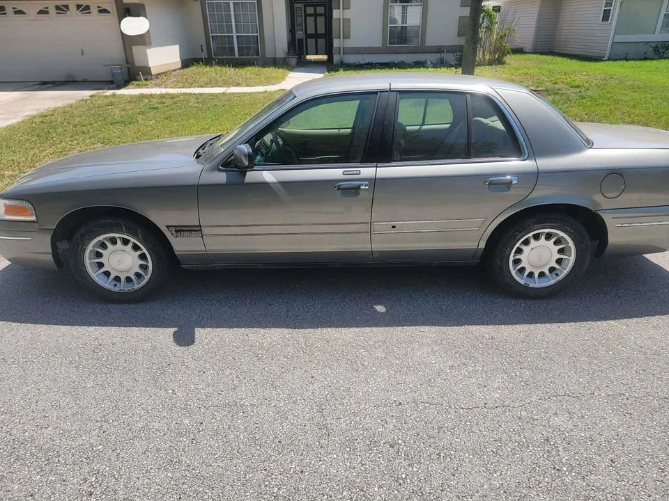 2000 Ford Crown Victoria - Image 4 of 9