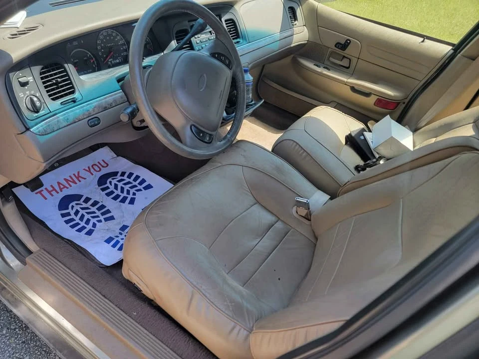 2000 Ford Crown Victoria - Image 9 of 9