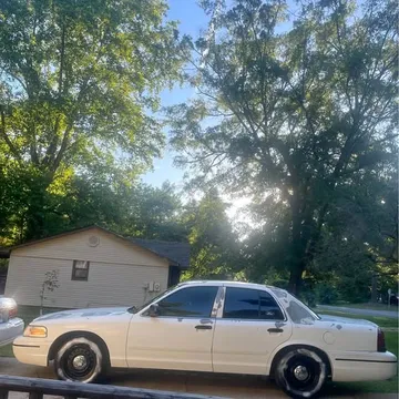 2000 Ford Crown Victoria LX Sedan 4D
