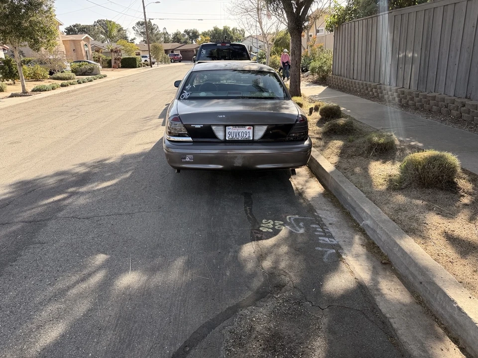 2000 Ford Crown Victoria - Image 2 of 13