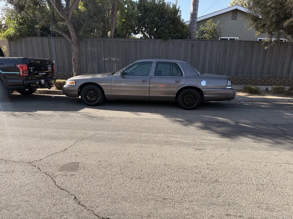 2000 Ford Crown Victoria - Image 5 of 13