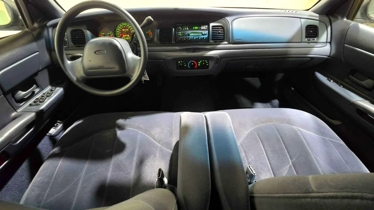 2000 Ford Crown Victoria - Image 16 of 21